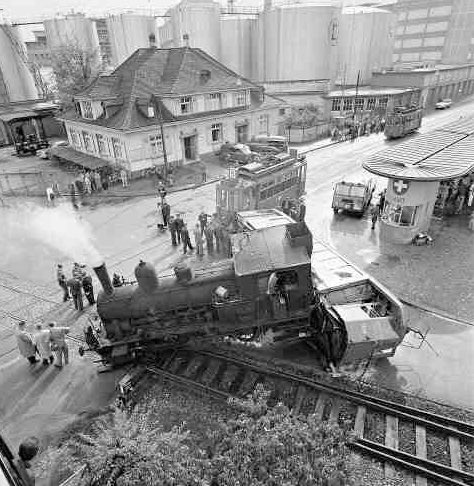 Heute vor 62 Jahren, am 13. Oktober, in #Basel: «Eine Dampflok mit rund 20 Güterwagen fuhr vom Hafen St. Johann durch die Schiffmühlestrasse in Richtung Hüningerstrasse. Unmittelbar vor der Landesgrenze kreuzen sich die Geleise von Hafenbahn und Tram.
Es kam zum Zusammenstoss. https://t.co/JpuAsll7E2