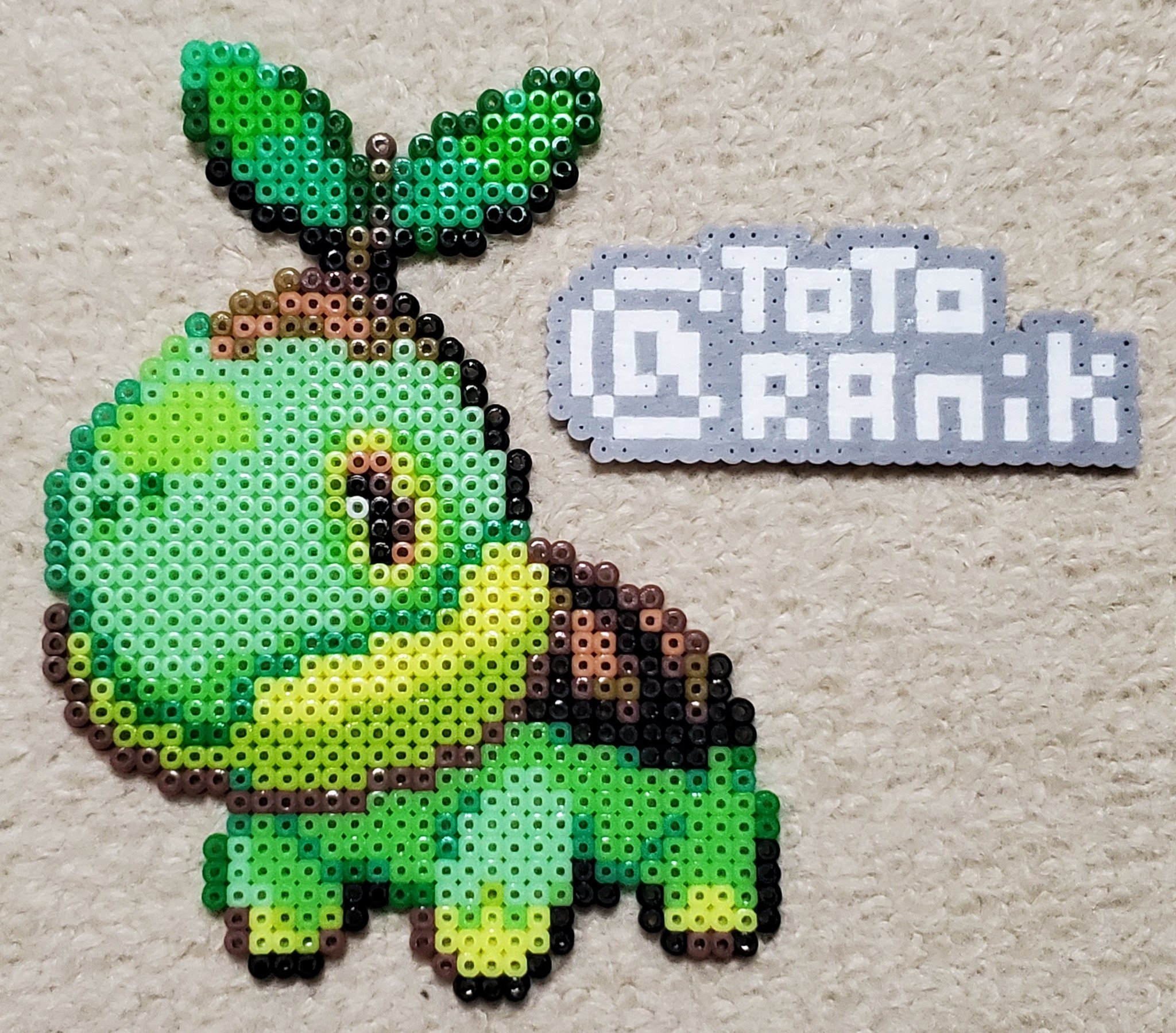 ととらに ポケモン図鑑 No 387 ナエトル ぜんしんで こうごうせいを して さんそを つくる のどが かわくと あたまの はっぱが しおれてしまう キョトンとしたお目々がチャームポイント アイロンビーズ ミニフューズビーズ ポケモン