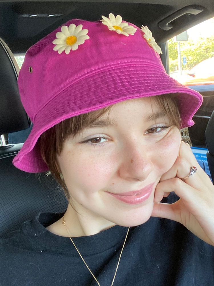 thread of my favourite pics of lydia night because it’s her birthday today !!