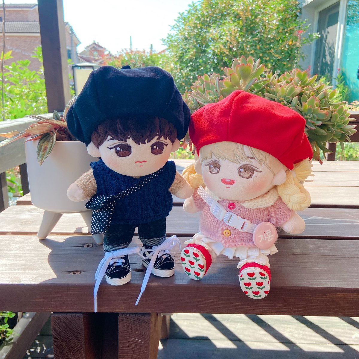 #66 육십육번째 아가옷 후기
오랜만에 아가 옷 후기네요 ㅎㅎ 혐생으로 옷만 입혀주고 사진 안 찍어줘서 미아내 얘두라🥲 살랑옷장(<a href="/sallang_closet/">살랑옷장 🌜제작중</a>)에서 베레모랑 니트쪼끼 삿눈데 드뎌 제가 원하는 베레모 핏을 찾앗숩니다!!!!!!👀 니트조끼두 완전 짱짱👍❤
#솜뭉치 #솜일리룩 #밀키윙 #살랑옷장