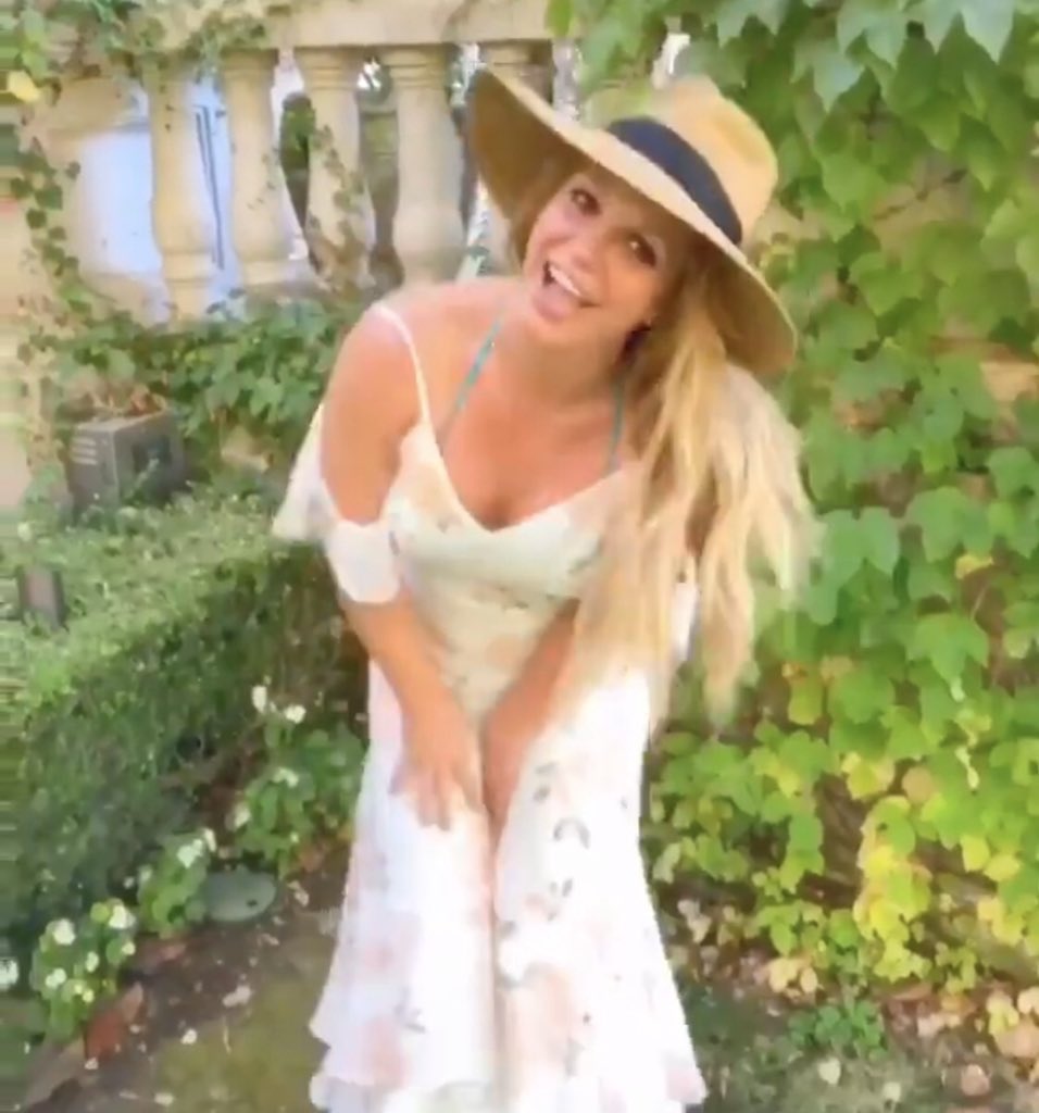 britbrit1fan's tweet photo. I vote #BritneySpears for #TheSocialCelebrity at the #PCAS https://t.co/M1y7wRIU3q