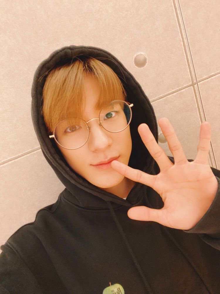 jeno's hands: a thread