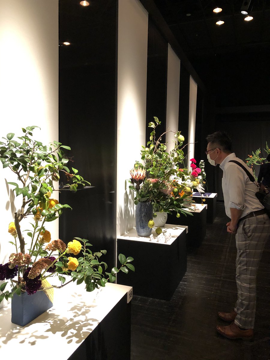 맥주 주세요 あべちゃん 大阪市阿倍野区 いけばな大阪展 あべのハルカスウイング館8階でやってるよ お花って綺麗だし 飾るともっと素敵になりますね 今回のテーマは 香しく 心を 癒す です 久々に心が洗われました ちょっと芸能人格付け