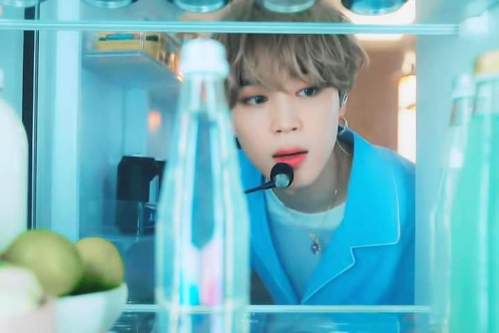 khin_wady's tweet photo. #HappyBirthdayJimin 
🎂🎂🎊🎊🎉 https://t.co/q7esfv4vNG