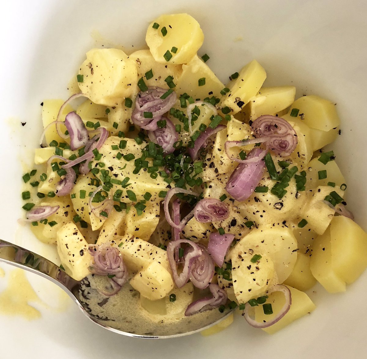 MoveEat's tweet photo. Ma traditionnelle petite salade de pommes de terre, échalotes, ciboulette. Simple et bon #pommedeterre #echalotes #tradition #cuisine https://t.co/snTCwwr5zZ
