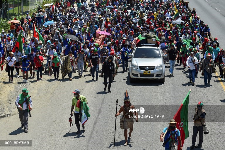 AFPphoto's tweet photo. #Colombia - Thousands of indigenous people march to end Colombian violence #AFP 
https://t.co/lR0pgax6Fg
📸 @LuisRobayo https://t.co/zvckKNTvMt