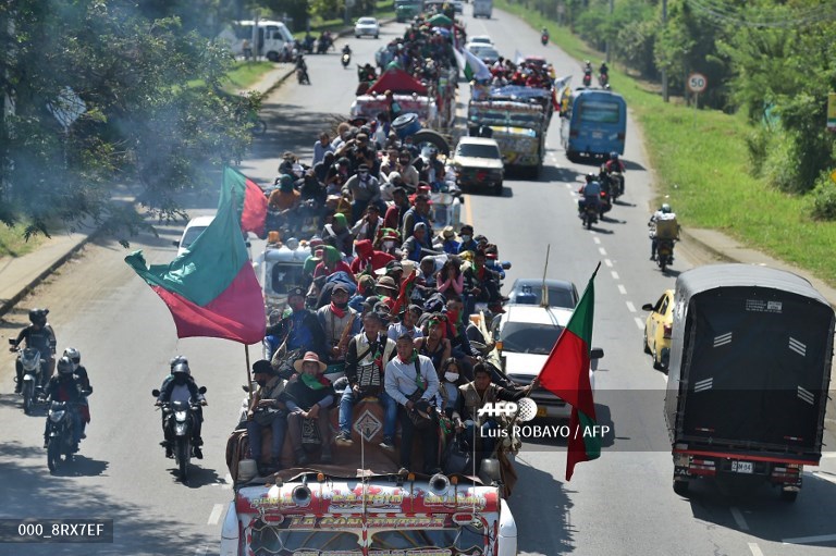 AFPphoto's tweet photo. #Colombia - Thousands of indigenous people march to end Colombian violence #AFP 
https://t.co/lR0pgax6Fg
📸 @LuisRobayo https://t.co/zvckKNTvMt