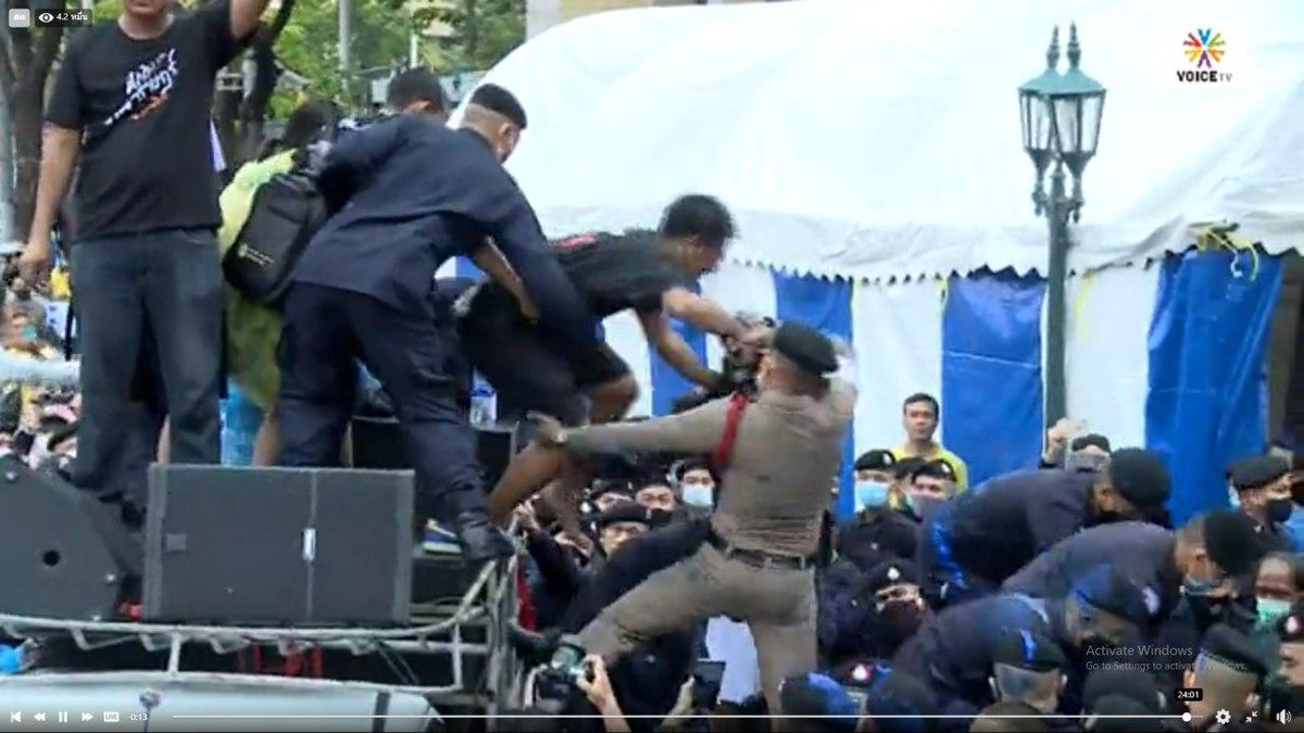 A minor clash between protesters and police officers occurred as the protest leaders are being taken in the middle of making speeches.  #WhatsHappeningInThailand  #ม็อบ14ตุลา