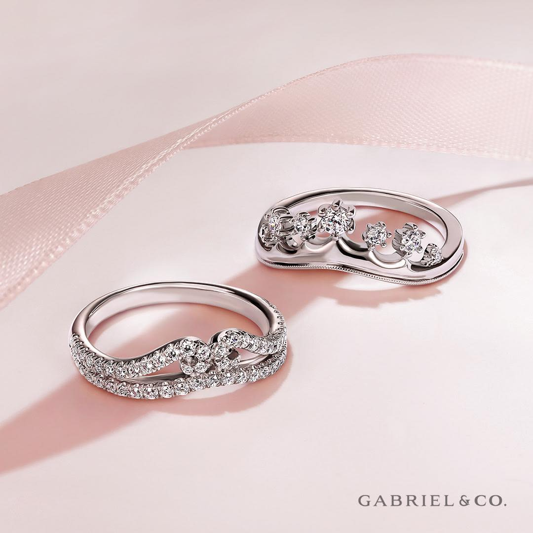 👑 👑 Seize the day, adjust your crown, and don't forget the QUEEN that you are!

#anniversarybands #queen #crownring
#gabrielandcoretailer #gabrielandco #gabrielny #anniversaryrings #ringgoals #diamondring #whitegoldring #anniversarygifts #anniversarygiftideas