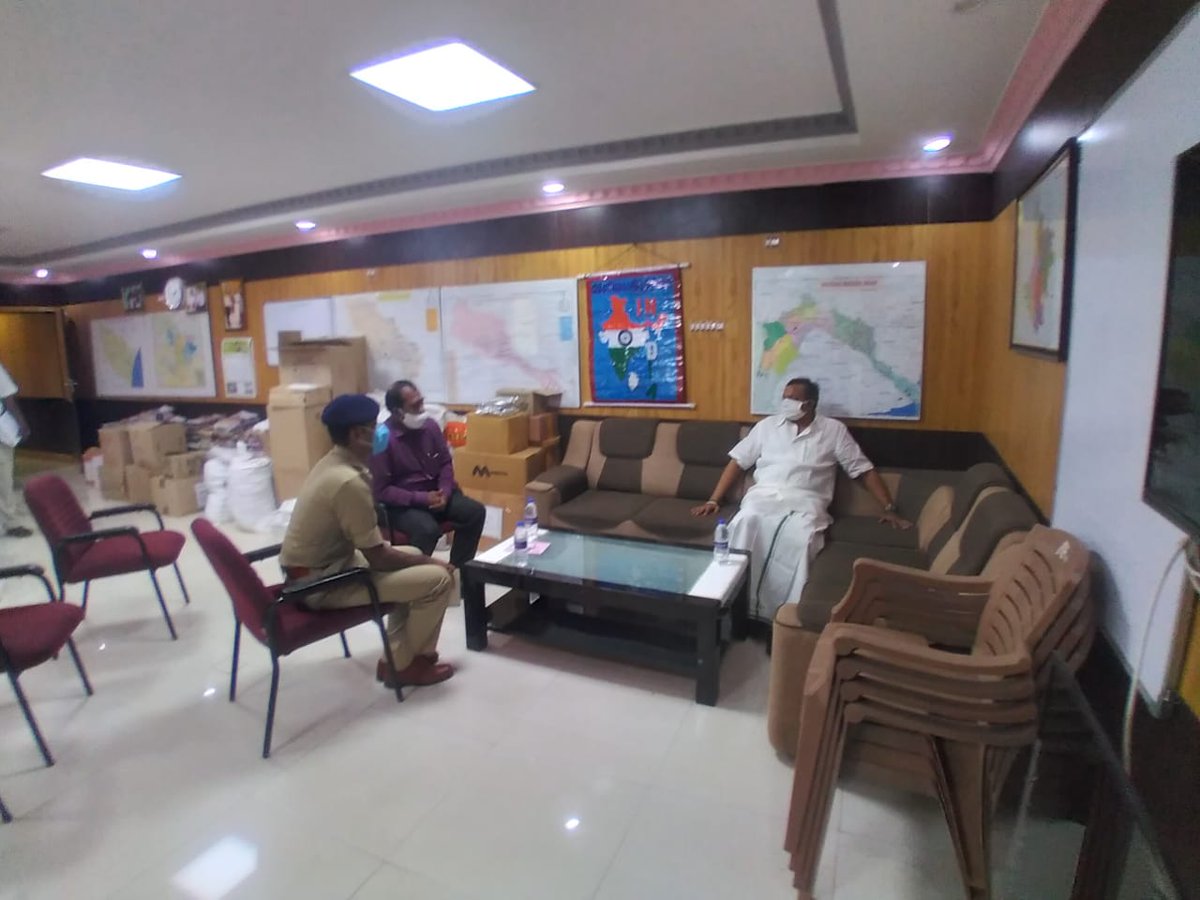 KartiPCoffice's tweet photo. சிவகங்கை மாவட்ட ஆட்சித் தலைவர் மற்றும் மாவட்ட உதவி காவல் கண்காணிப்பாளர் அவர்களுடன்  சிவகங்கை நாடாளுமன்ற உறுப்பினர் திரு. @KartiPC அவர்கள் சந்திப்பு https://t.co/k0KiQRe24m