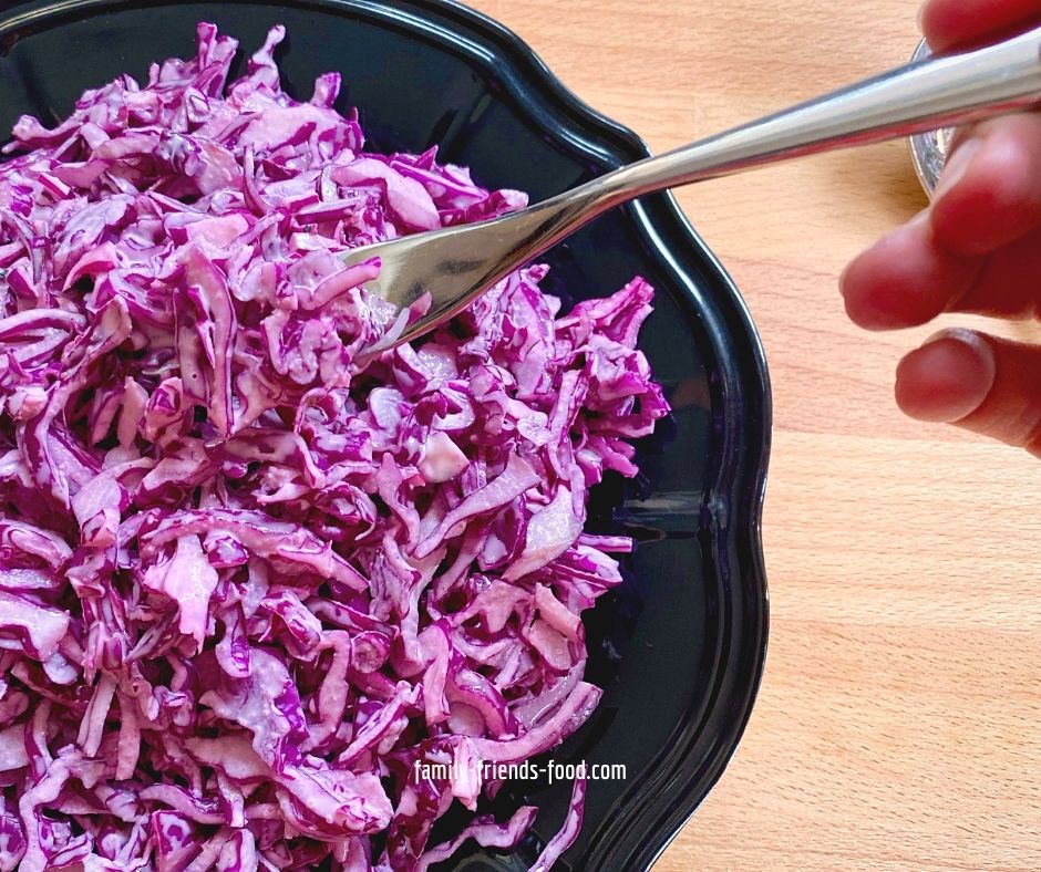 Has anyone else had trouble buying tubs of Yarden red cabbage salad at the moment? 
I got so desperate I made it myself! 
Here's the #recipe > 
family-friends-food.com/red-cabbage-sa…

#recipes #salad #homemade #deliciousfood #cookblogshare