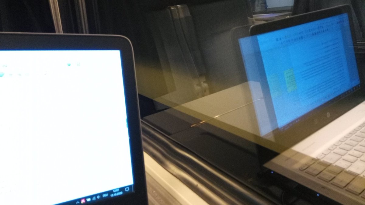 MenschMeyerText's tweet image. Dem #Manuskript den Spiegel vorhalten. Oder so😏

#AmWriting #SchreibDeinBuch #schreiben #writerslife