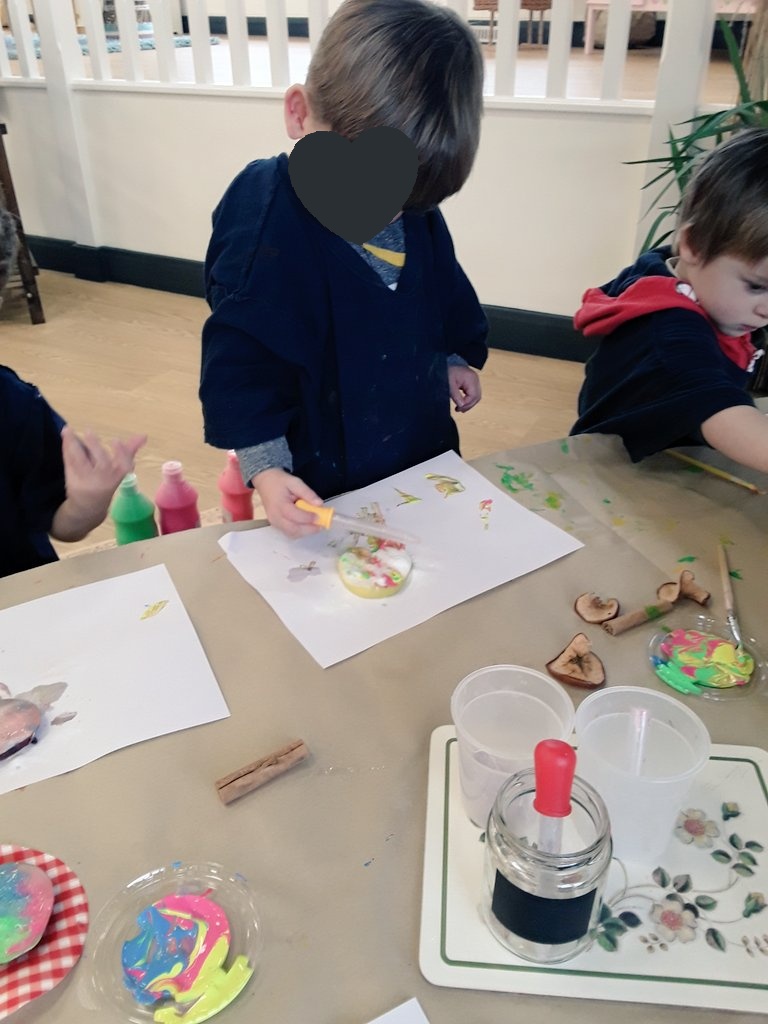AshbridgeMaxy's tweet photo. Concentration is the secret of strength~ Ralph Waldo
Loving the #lookofconcentration on their beautiful faces. #fizzyfun #earlySTEM #simplescience #atelier @NDNAtalk https://t.co/2Z32Zhd3he