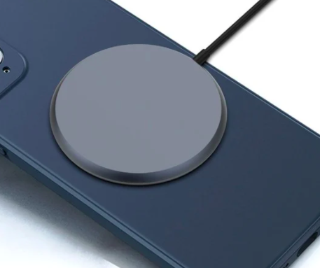 WirelessChargeN's tweet photo. #Rumor We hope it won't be true! #Apple might present today a new #wirelesscharging solution for the #iPhone12 It seems to be the same as for the #AppleWatch ... means no compatibility with @qipower ? Hopefully it is a misinterpreted reverse power function... #AppleEvent 7pm CEST https://t.co/JAucpJBMF2