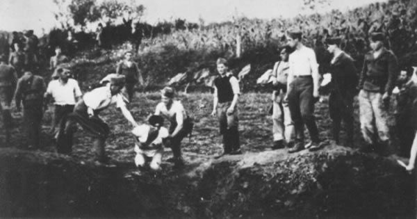 Ustasha Fascists executing civilians at the Jase-Novac Camp. Ustasha were a Fascist movement who took over Croatia & murdered hundreds of thousands of Jews, Roma & others. They were infamous amongst Fascists in dismembering living victims.