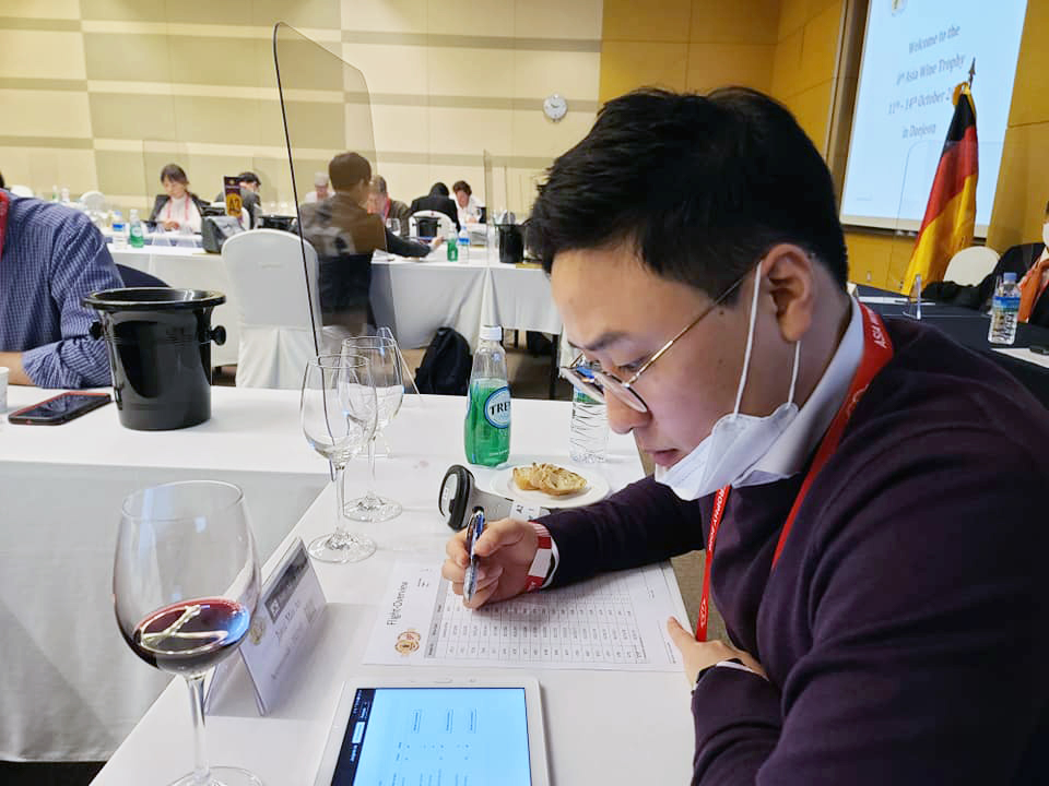 WineTrophy's tweet photo. Our twin competition, the #AsiaWineTrophy, is taking place these days in South Korea 🇰🇷
Despite the adverse situation, the largest #WineContest in Asia (under the patronage of the @OIV_int) ensures a fair tasting as well as having reinforced hygiene and safety measures🍷🏆 https://t.co/3DtBRrhu6J