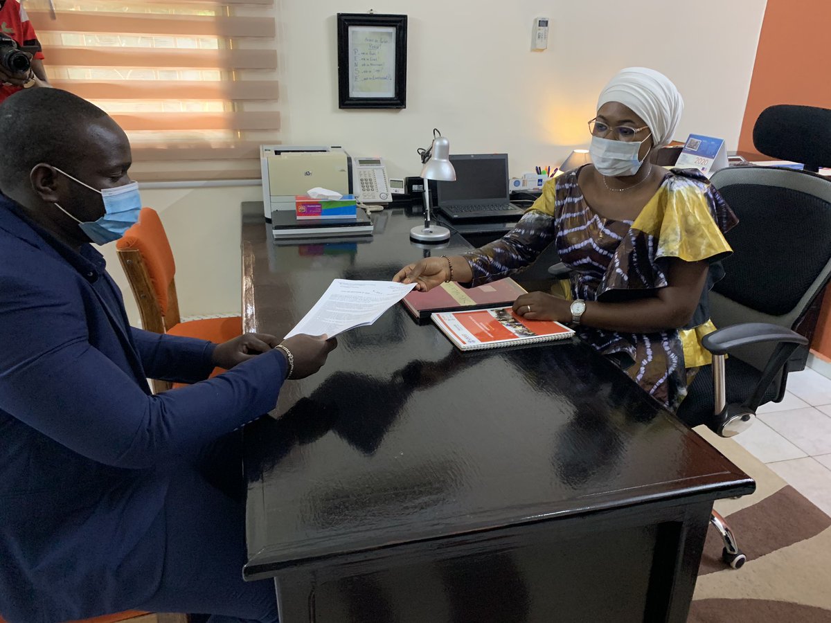 PlanIntl_Mali's tweet photo. Zeinab est la nouvelle directrice nationale de CARE Mali 💪🏽💪🏽. Sa journée à démarrer sur une rencontre avec le core team en vue d’échanger sur les actions prioritaires. #GirlsTakeOvers #freedom #AuxFillesLEgalité https://t.co/beVDSecHLy