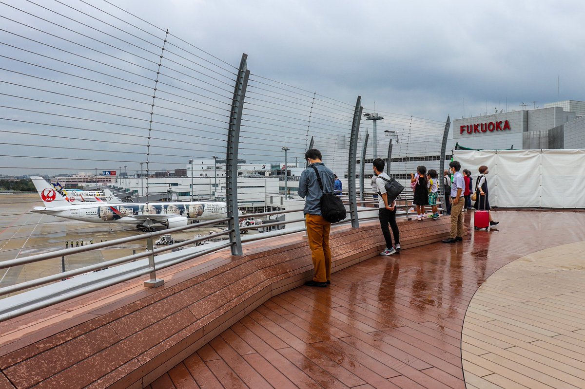 くりッき 雨の福岡空港 展望デッキがリニューアルされてから初めて行きました 3階と4階にあって見てて楽しい 福岡住んでたら毎日行くんちゃう ここ笑