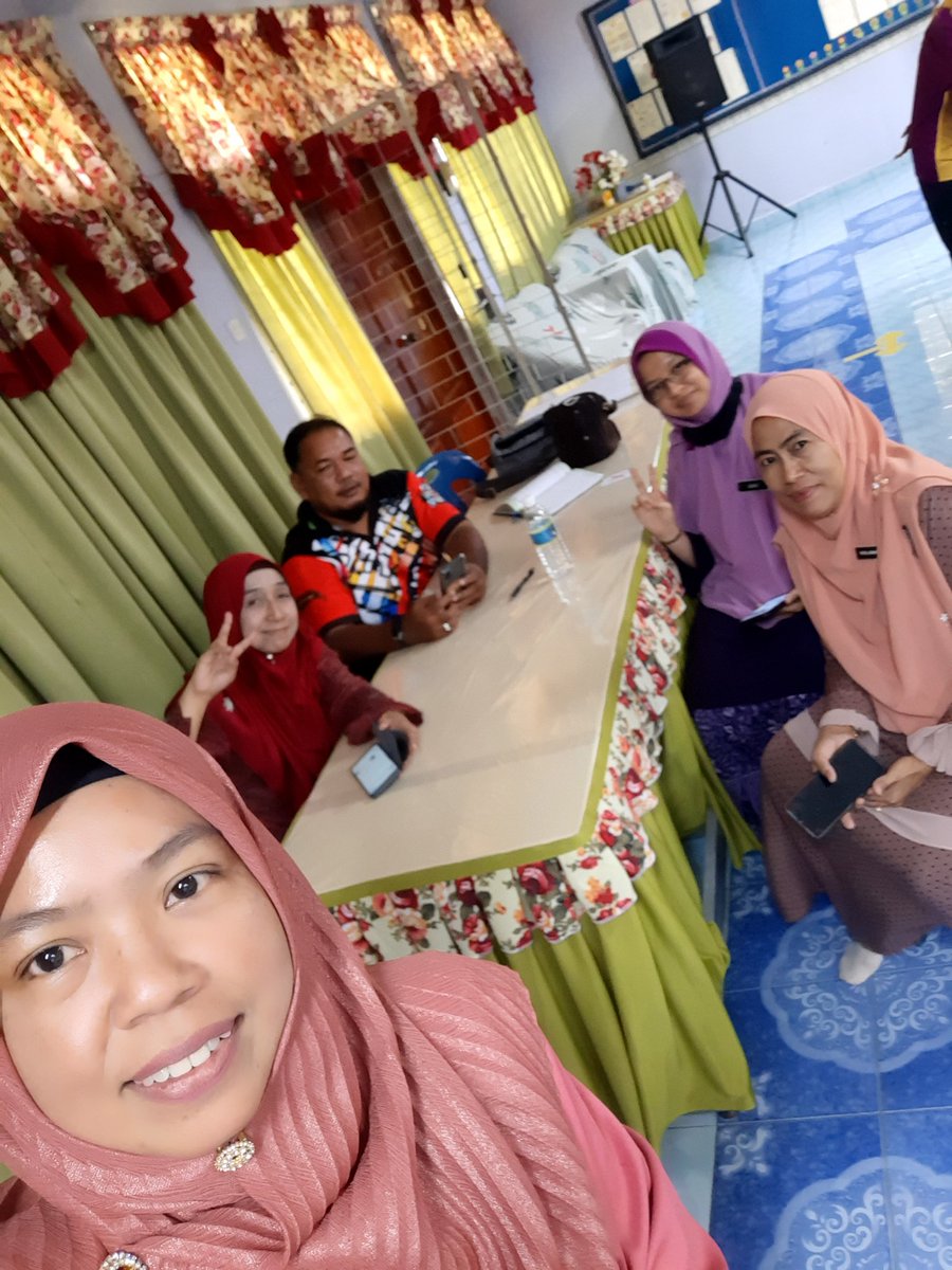 Asmidar2012's tweet photo. Seronok cikgu2 SKS belajar Twiter sambil support kami💜
KP Math @AzianHanip 
KP BI @nurulan97279784 
KP BM @CikguFaizah2292 
KP SC @Asmidar2012 
KP PJPK @Abgchot1 
Tq tq semua https://t.co/TIw2IjqWXm