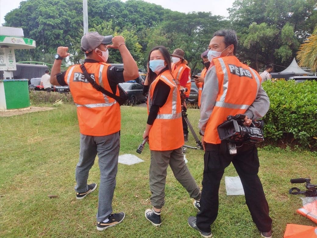 Haris_INDOSIAR's tweet photo. Tim liputan demo SCTV&amp;IVM aman pake rompi gak kena pentungan polisi kalo rusuh...😅 https://t.co/oyJQvLy4OP