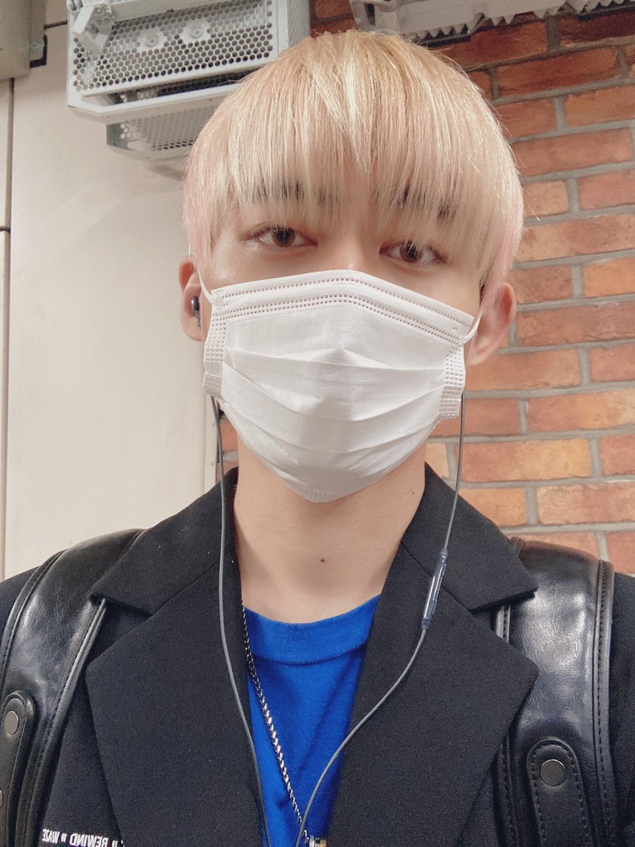 TRCNG_official's tweet photo. #TRCNG #지훈 오늘은 아침부터 학교에요...zZ https://t.co/3CFH25v212