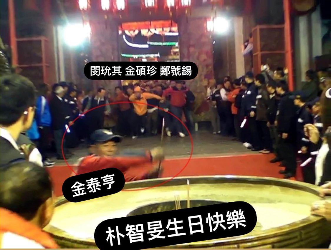 purpleuharu's tweet photo. 金泰亨是什麼談戀愛高手嗎ㅠㅠ
在展覽的問答訊息上寫了：智旻啊 生日快樂
可這一定不是今天寫的啊
先知道了開展日期是10/13
悄悄��寫下生日祝福
頭香其實是金泰亨偷跑啦 臭情侶😭💜 https://t.co/9jZqUB6fbc