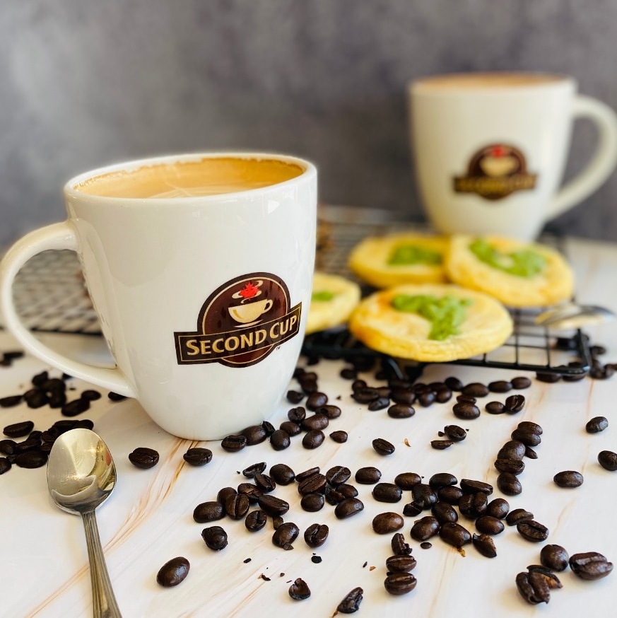 SecondCupOman's tweet photo. مكافئتك ليوم الثلاثاء - فلات وايت لاتيه مع بسكويت بالشكولاته البضياء والفستق #سكندكب_عمان #كافيه_لاتيه #بسكويت
Your Tuesday treat - Flat White Latte with some White Chocolate & Pistachio cookies #secondcupoman #cafelatte #cookies https://t.co/yODoAzoDw5