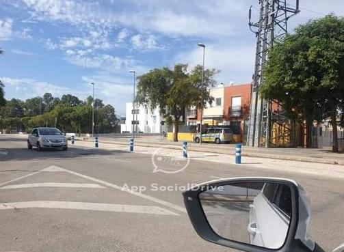 SocialDrive_es's tweet photo. El coche de la DGT ha cogido complejo de peatón 🚶🚶‍♀️

Radar móvil encima de la acera 🚔📍 Avda. Arquitecto Luis Bono, Málaga

📷 @ClaveroD https://t.co/4BLmqbc4k8
