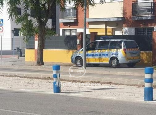 SocialDrive_es's tweet photo. El coche de la DGT ha cogido complejo de peatón 🚶🚶‍♀️

Radar móvil encima de la acera 🚔📍 Avda. Arquitecto Luis Bono, Málaga

📷 @ClaveroD https://t.co/4BLmqbc4k8