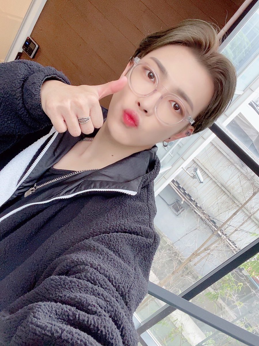 HongjoongF's tweet photo. TWITTER | 13.10.20 | #HONGJOONG
↬ @ATEEZofficial

"Passez une bonne journée aujourd'hui encore 👏🏼👏🏼👏🏼
#ATEEZ #에이티즈 "

Trad : HongjoongF

#Boubou https://t.co/VIuokjRuqJ