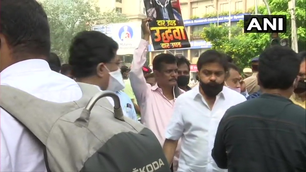 ANI's tweet photo. Mumbai: BJP workers protest outside Siddhivinayak temple against the state govt, demanding that all temples in Maharashtra should be re-opened for devotees. 

Protesters try to enter the temple amidst heavy police deployment &amp; barricading https://t.co/LZD8yTOObA