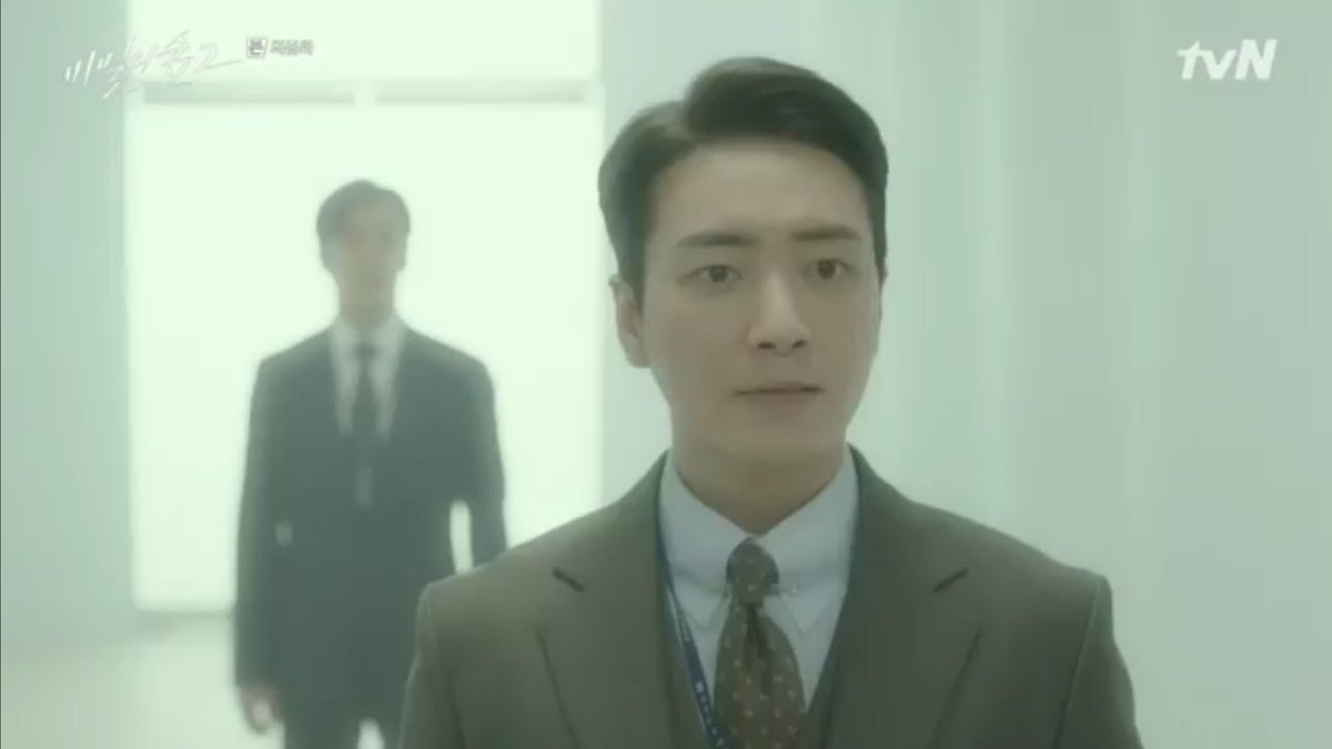 I was teared up watching this scene  LCJ and YS was dead. KWC resigned from prosecution, and Chief Yoon is jailed. When SDJ wants to join them, LCJ stopped him as if he's trying to say that the fight mist go on and he has to stay alive to help Shi Mok 