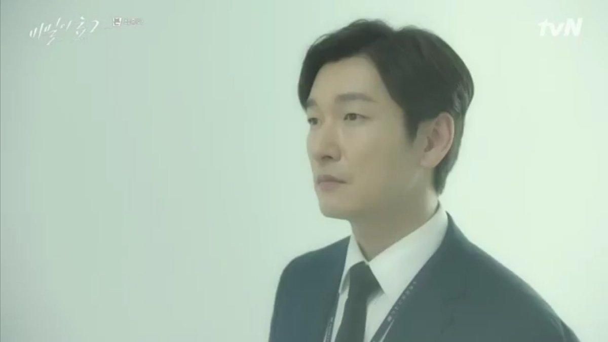 I was teared up watching this scene  LCJ and YS was dead. KWC resigned from prosecution, and Chief Yoon is jailed. When SDJ wants to join them, LCJ stopped him as if he's trying to say that the fight mist go on and he has to stay alive to help Shi Mok 