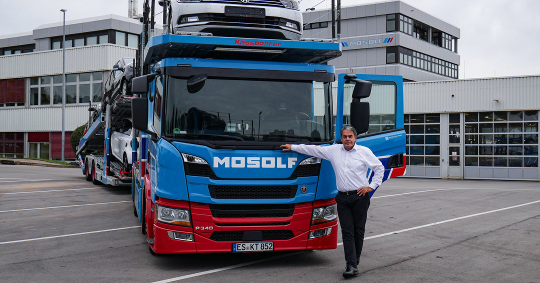 MOSOLFgroup's tweet photo. ALTERNATIVE ANTRIEBE IM TEST: #MOSOLF setzt ersten CNG-Lkw für Automobiltransporte ein.
\\\
TESTING ALTERNATIVE DRIVE SYSTEMS: MOSOLF introduces its first CNG truck for automobile transports.
https://t.co/Hkses851zG

#automobillogistik #finishedvehiclelogistics #CNG #logistics https://t.co/tvuveUxcx2