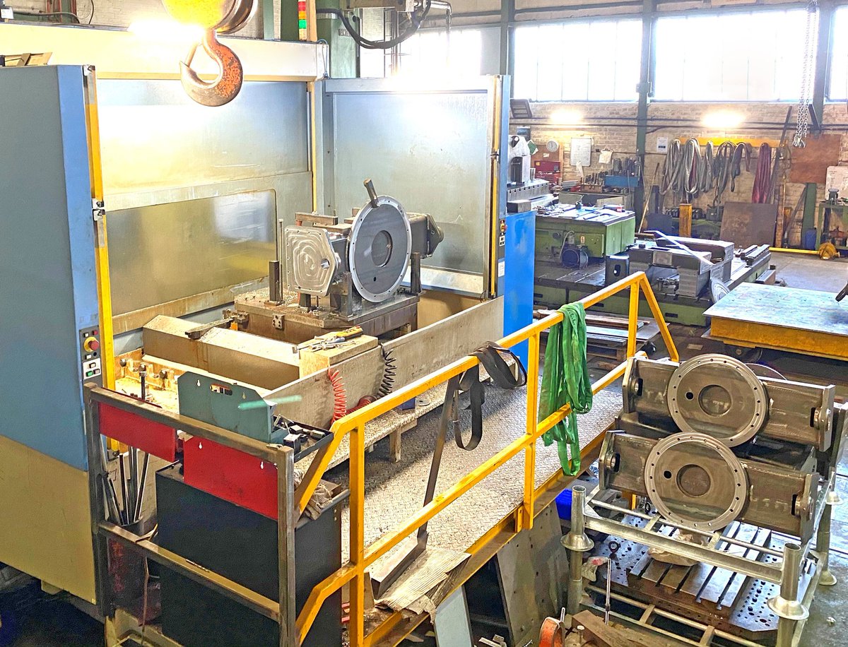 KeyplantUK's tweet photo. Cross Head arrangement to our 5ton VP positioner range going through one of several machining centres in the production bay of our manufacturing facility in the UK

#manufacturing #machining #production #weldingautomation #positioning #cnc https://t.co/hUzD4TWLpU
