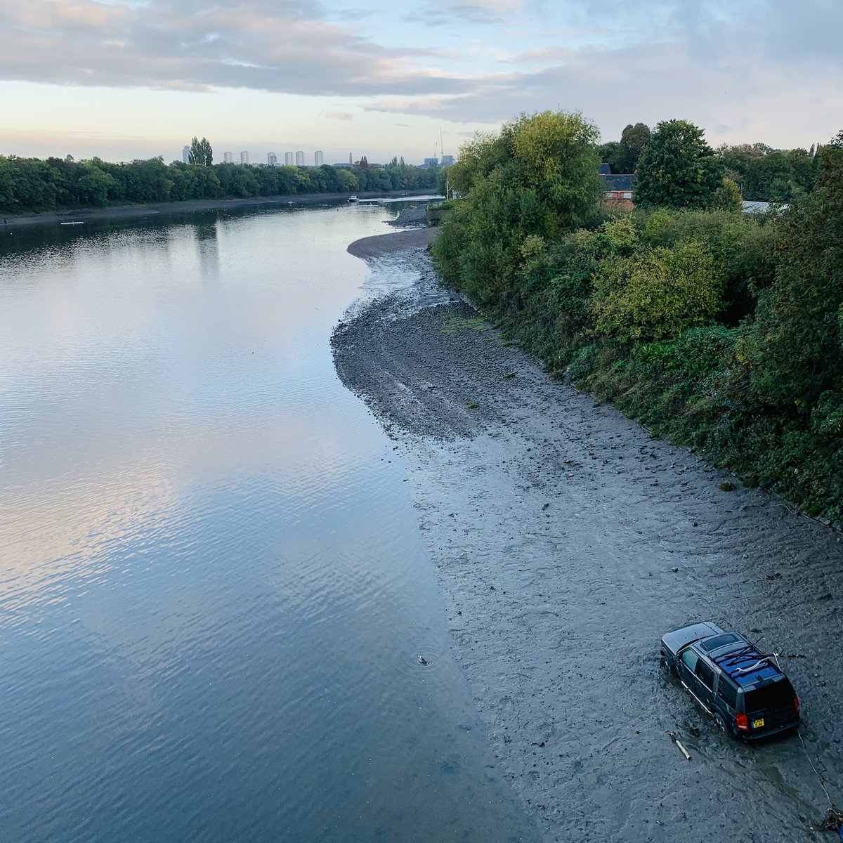 RichmondTransit's tweet image. There’s a new feature under Chiswick bridge. But how did this Land Rover got there?