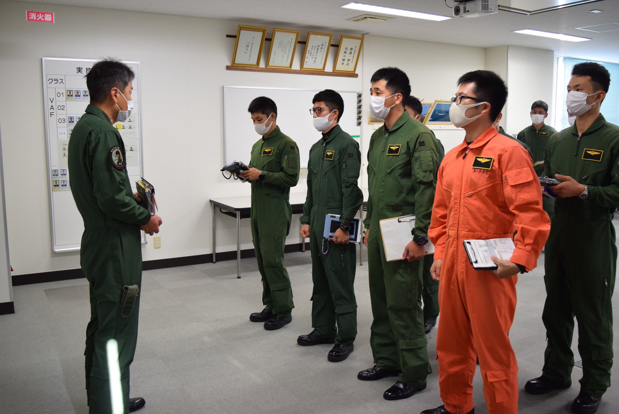 海上自衛隊 徳島教育航空群 公式 教育飛行隊はパイロット学生に対し 飛行に必要な知識を習得させるための座学やフライトシミュレーター訓練 飛行訓練を行っています オレンジ色の飛行服は 海上保安庁からの委託学生です 海上自衛隊 徳島教育航空群 公式 教育飛行隊はパイロット学生に対し 飛行に必要な知識を習得させるための座学やフライトシミュレーター訓練 飛行訓練を行っています オレンジ色の飛行服は 海上保安庁からの委託学生です