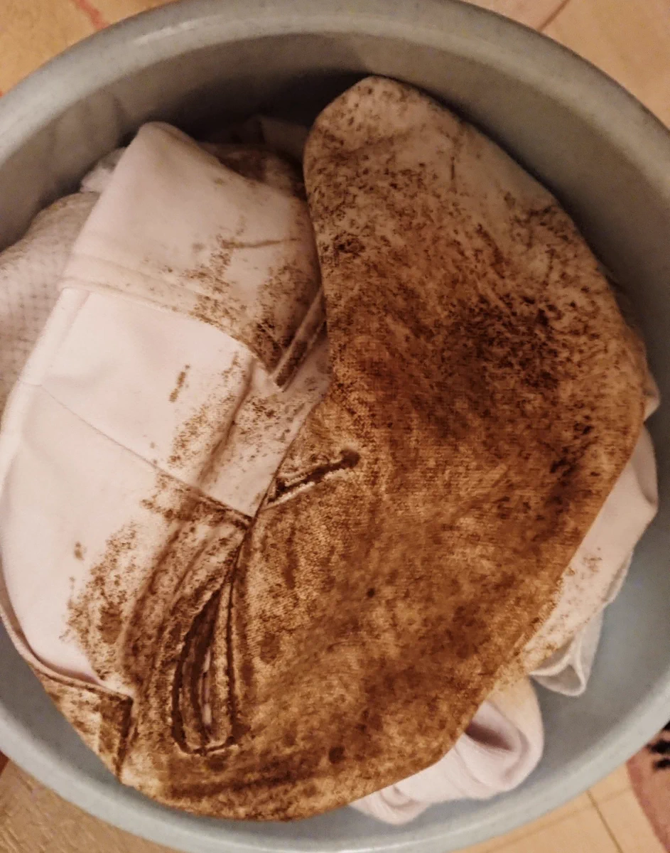 なかなか落ちない泥汚れ。この洗剤で、気持ちがいいほど真っ白に！