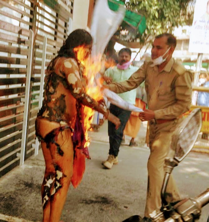 meevkt's tweet photo. हिन्दू लड़कियों, दिल दहलाने वाले ये फोटो देखो और लव जेहाद को जानो... इसने मुस्लिम जालिम के फरेबी इश्क के लिए अपनों को छोड़ा। धर्म बदला। नाम बदला। मिला क्या!!! धोखा, जुल्म, प्रताड़ना। पति सऊदी भाग गया। ससुरालवाले पीटते हैं। कुछ नही बचा तो आज विधानसभा के सामने पेट्रोल डालकर जल गई। https://t.co/YR1Zw5OmDl
