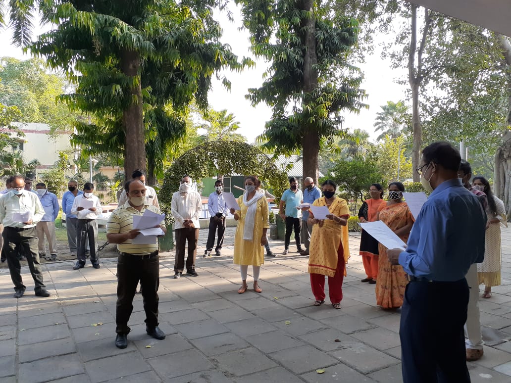 hindprefab's tweet photo. #Unite2FightCorona 08 अक्टूबर, 2020 को अपराह्न 3:30 बजे एचपीएल प्रांगण में सभी कर्मचारियों ने साथ मिलकर कोरोना से जंग लड़ने की शपथ ली। कोरोना को हराने के लिए तीन बातें महत्वपूर्ण हैं जिसका हमें अवश्य पालन करना है:-
1.फेस मास्क प��नें।
2.सामाजिक दूरी का पालन।
3.हाथ धोते रहें। https://t.co/Xk0DBAlUBY