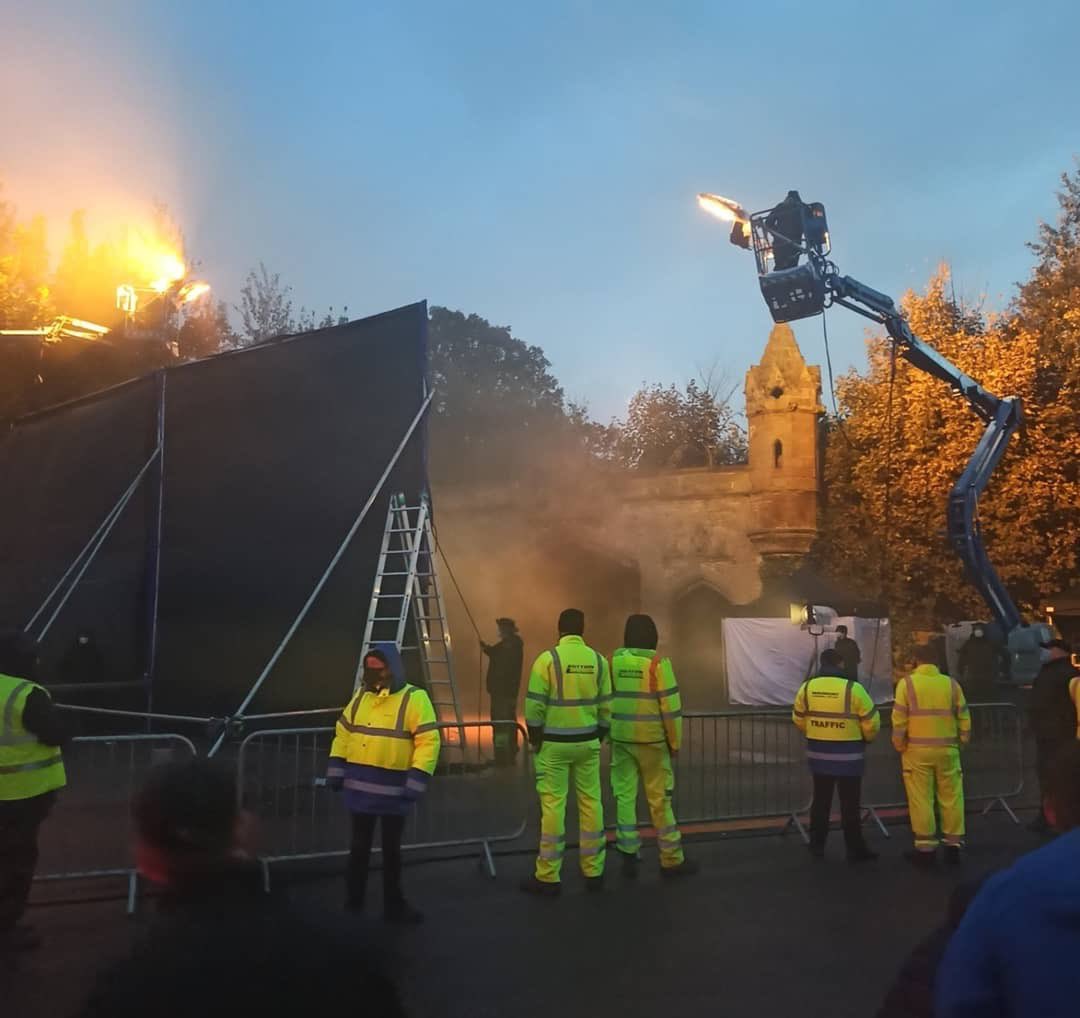 scousescene's tweet photo. Cast and crew spotted filming more scenes in Anfield #Liverpool for #TheBatman. 🦇 

📸 via @Thebatmanbrazil https://t.co/eFaLoYvMlb