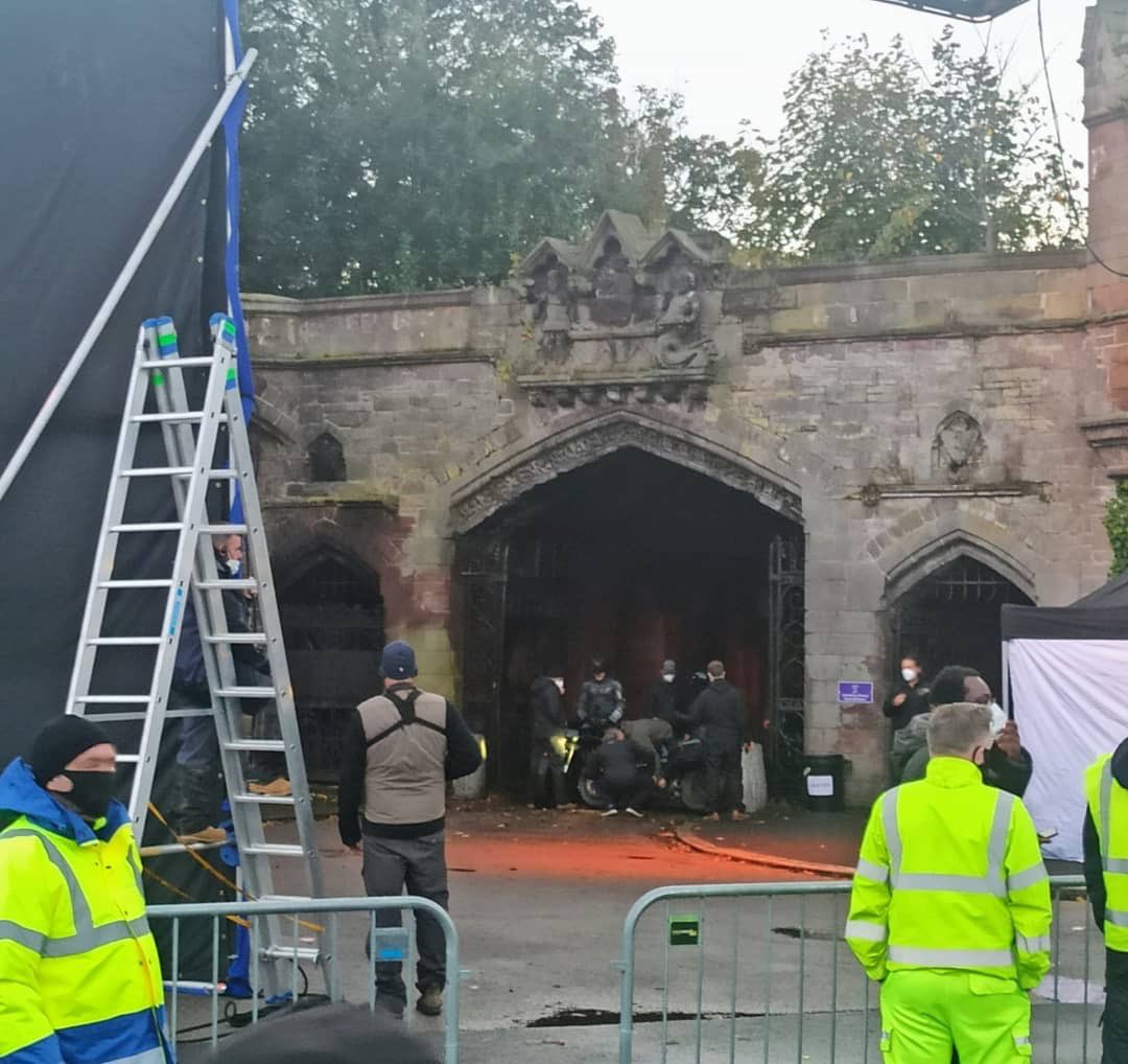 scousescene's tweet photo. Cast and crew spotted filming more scenes in Anfield #Liverpool for #TheBatman. 🦇 

📸 via @Thebatmanbrazil https://t.co/eFaLoYvMlb