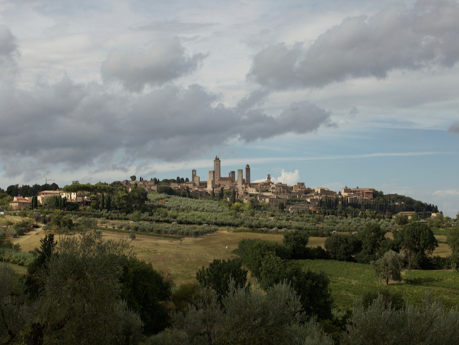 San Gimignano in un contrasto tra luci, ombre e colori...

#sangimignano #siena #pic #instapic #picoftheday #paesaggiitaliani #pikasus
@igerssiena @IgersToscana @_Pikasus