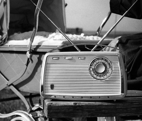 Historiskbild's tweet photo. Det första programmet av Svensktoppen sänds från Folkets Hus i Norrköping lördag den 13/10 1962. 
Topplistan får en del i programmet "Svensklördag" i Sveriges Radio P1.
(c) Historisk Bildbyrås samling

#dagensdatum #historiskbild #svhist https://t.co/hYLaHyWyNU