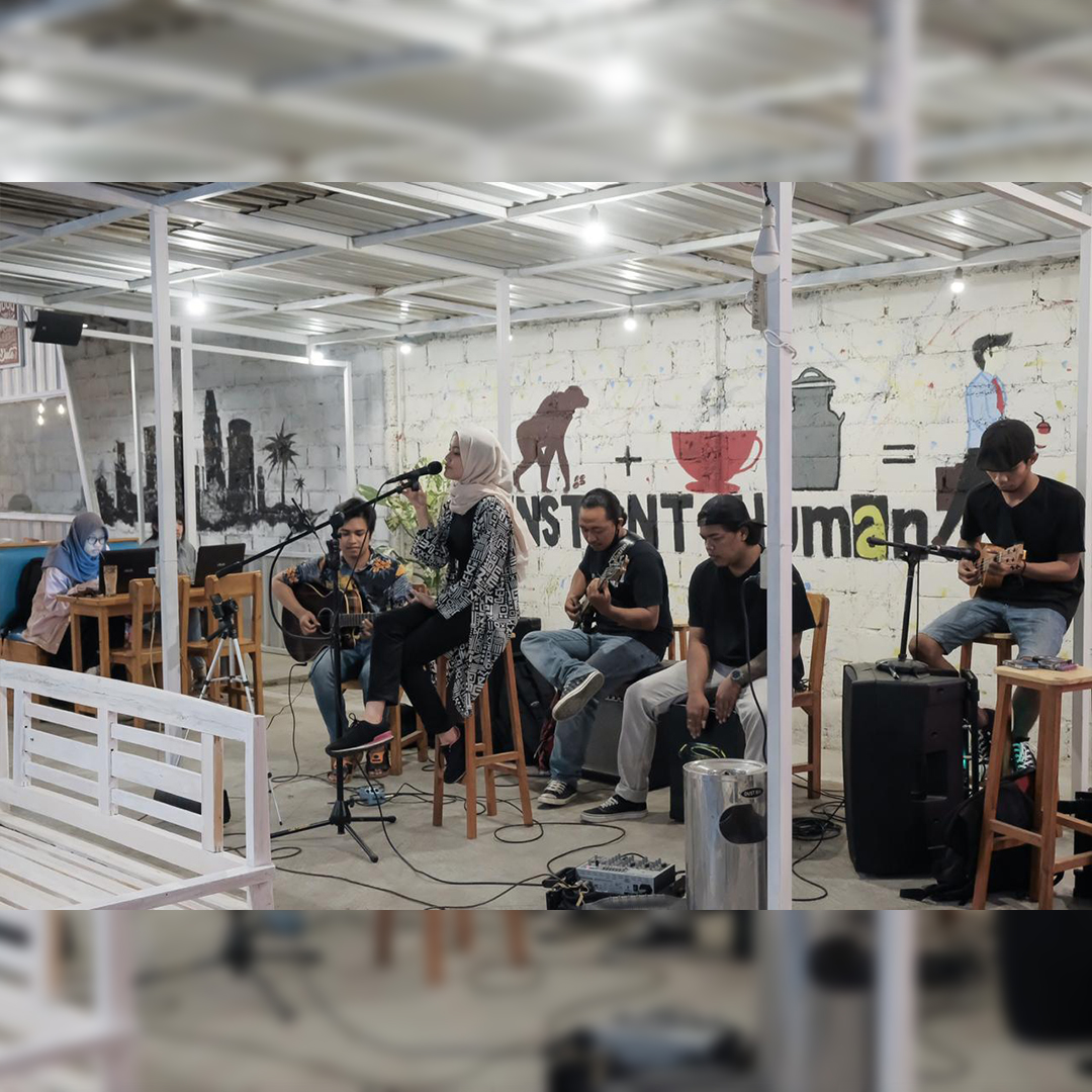 mutual_jogja's tweet image. Live music just for you! Nongkrong makin asik dengan suara merdu yg bisa bikin kamu klepek-klepek deh 

MUTUAL MEET &amp;amp; MINGLE
Jl. Prayan I, Kaliwaru, Condongcatur, DI Yogyakarta

#Mutual
#Mutualcafe
#Yoowink
#Kopikekinian
#coffeeshopjogja
#JogjaFood
#nongkronghitsjogja