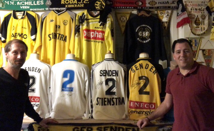 RShirtmuseum's tweet image. Gisteren heeft onze ‘ mister Roda’ @GerSenden het Roda JC shirt museum bezocht! En met een mooie ‘gift’ van de bekerfinale 2008😍 #rodashirtmuseum #rodajckerkrade  #gersenden