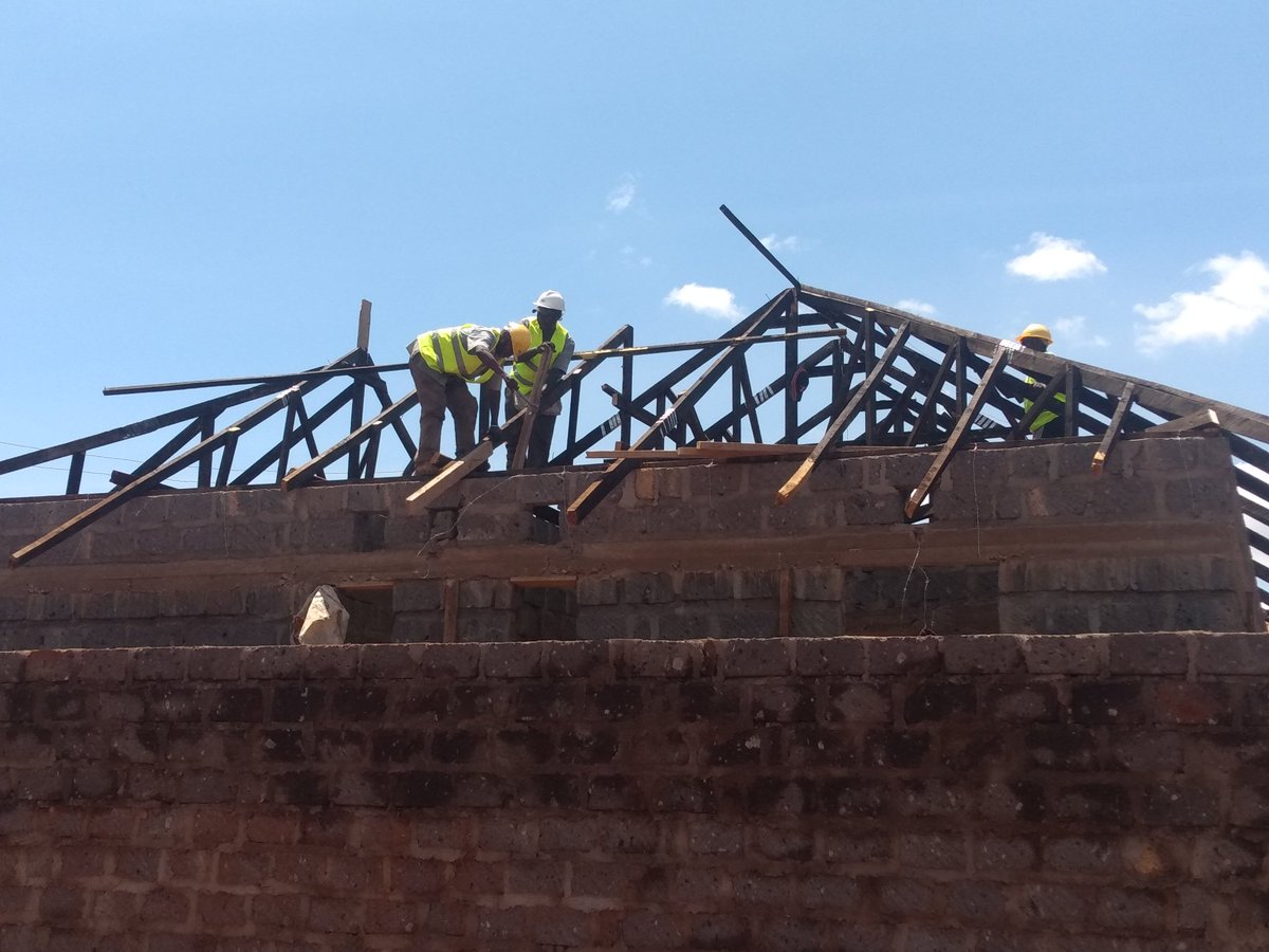 PrincepsCONLtd's tweet photo. Ongoing roofing works of a three bedroom bungalow at Kitui County 
Website: https://t.co/pm82eyw1XV
 #princepsconstructionltd #construction #projectmanagement #architecture #design https://t.co/gVKkJQjboq