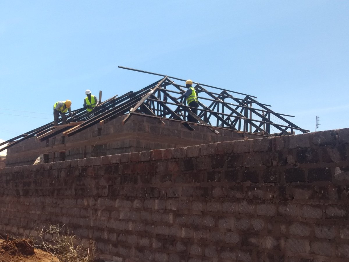 PrincepsCONLtd's tweet photo. Ongoing roofing works of a three bedroom bungalow at Kitui County 
Website: https://t.co/pm82eyw1XV
 #princepsconstructionltd #construction #projectmanagement #architecture #design https://t.co/gVKkJQjboq
