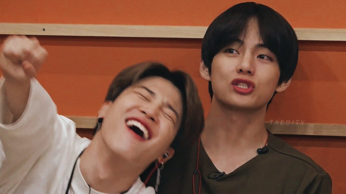 ถ้าให้เดาสีหน้าพี่จีมินตอนรู้ว่าแทฮยองเบิดเดย์ผ่าน Exhibition ก็คงจะเขินจนเก็บอาการไม่อยู่แบบนี้แน่ๆ😋