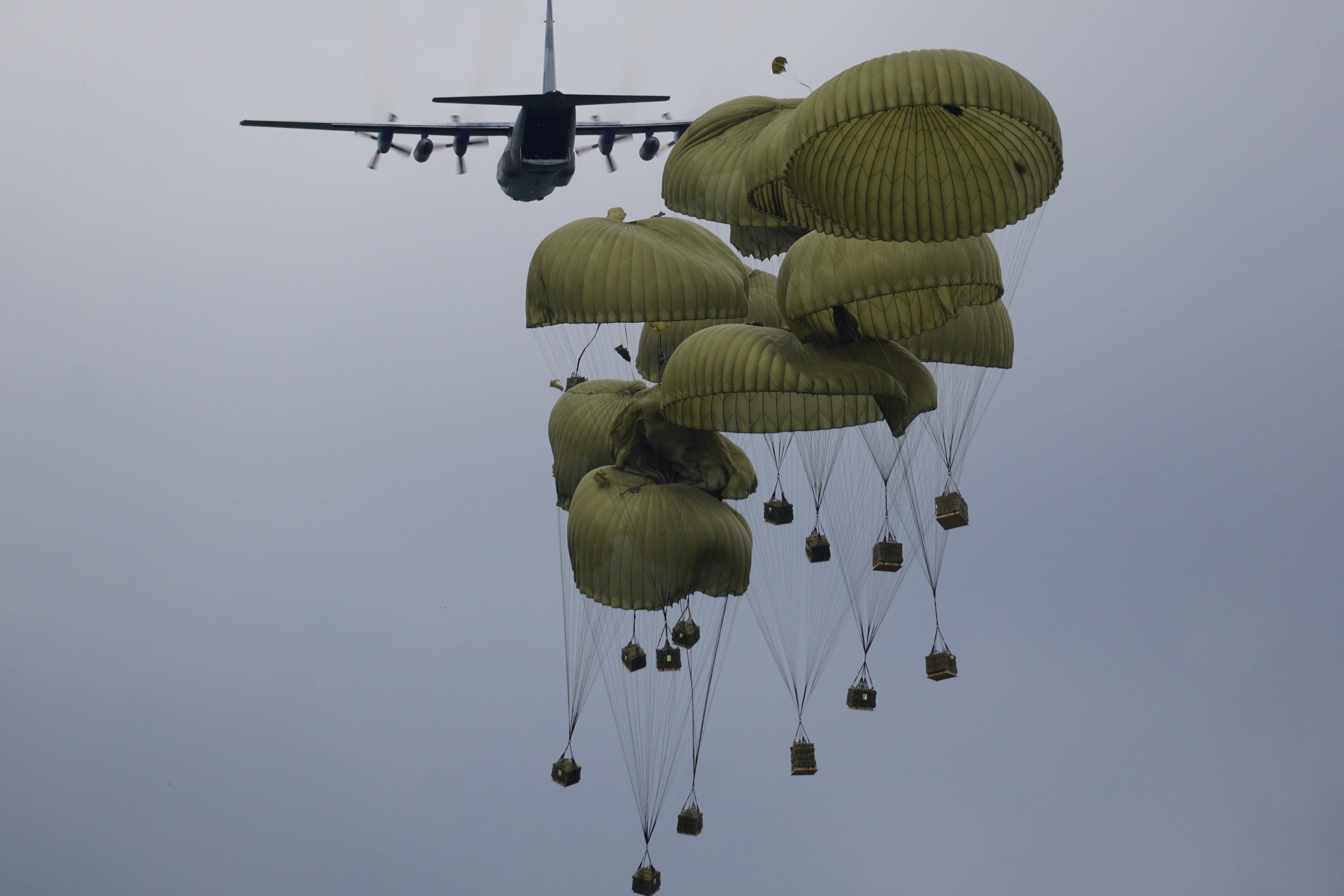 陸上自衛隊 第１空挺団 第２次空挺団演習 第1空挺団 は 10月2日から11日までの間 東富士演習場において 令和2年度第2次空挺 団演習を実施し 島嶼 しょ 部での任務遂行に必要な練度の向上を図りました 写真は 自由降下 空挺降下及び重物料投下の場面